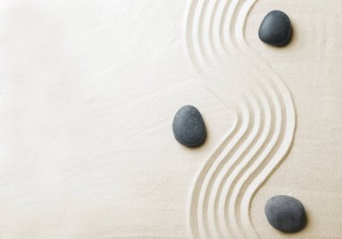 Zen bahçe taşları üzerine kum desen, üstten görünüm ile. Metin için yer