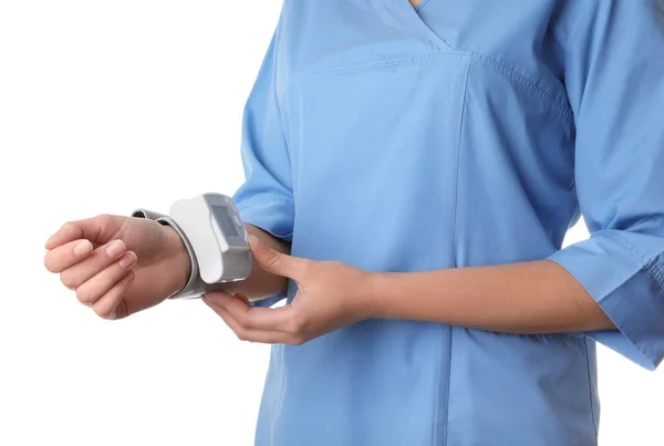 Médico Femenino Usando Monitor Presión Arterial Sobre Fondo Blanco Primer —  Fotos de Stock