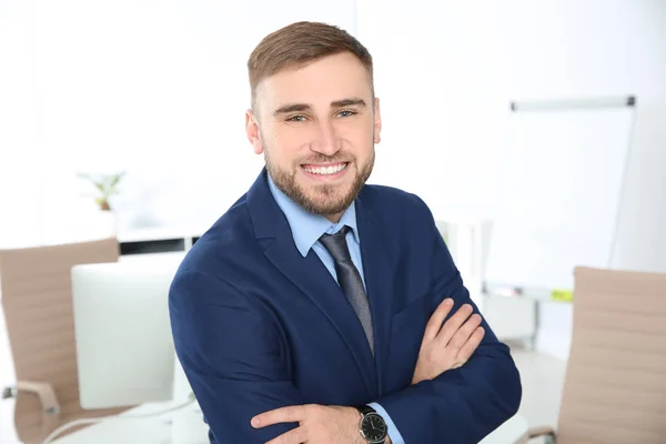 Porträt Eines Jungen Geschäftsmannes Der Arbeitsplatz Lacht — Stockfoto