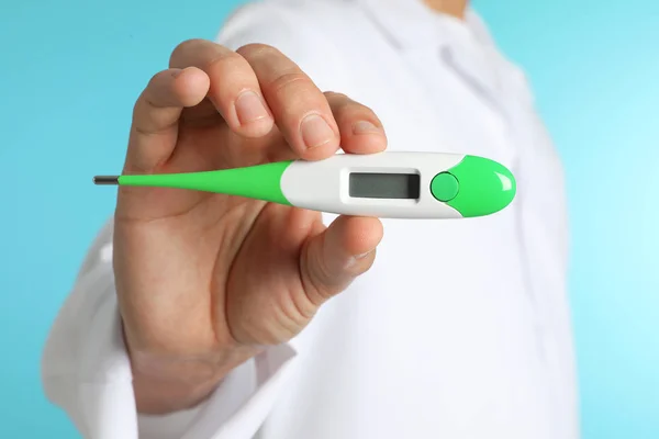 Arzt Mit Digitalem Thermometer Auf Farbigem Hintergrund Nahaufnahme Medizinisches Objekt — Stockfoto