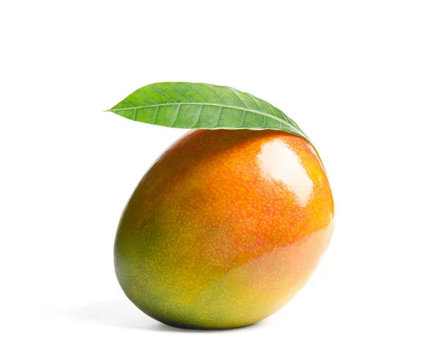 美味成熟的芒果在白色背景 热带水果 — 图库照片