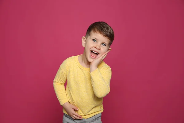 Портрет Мальчика Смеющегося Цветном Фоне — стоковое фото