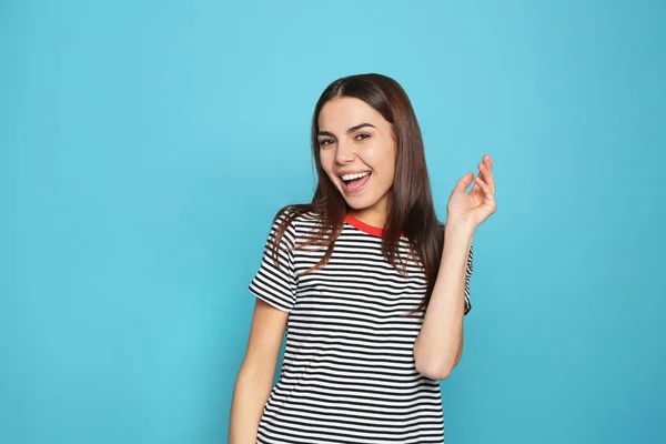 Retrato Mujer Joven Riendo Sobre Fondo Color — Foto de Stock