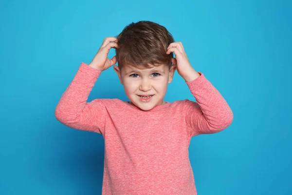 Liten Pojke Skrapa Huvudet Färgbakgrund Irriterande Klåda — Stockfoto