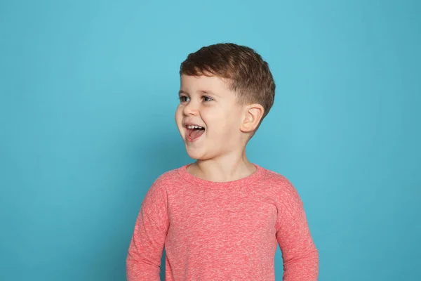 Portret Van Kleine Jongen Lachen Kleur Achtergrond — Stockfoto