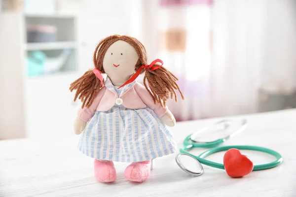 Lalka Stetoskop Serca Stół Pomieszczeniu Lekarz Dla Dzieci — Zdjęcie stockowe