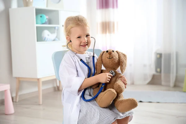 Słodkie Dziecko Wyobrażając Sobie Siebie Jako Lekarz Podczas Gry Stetoskop — Zdjęcie stockowe