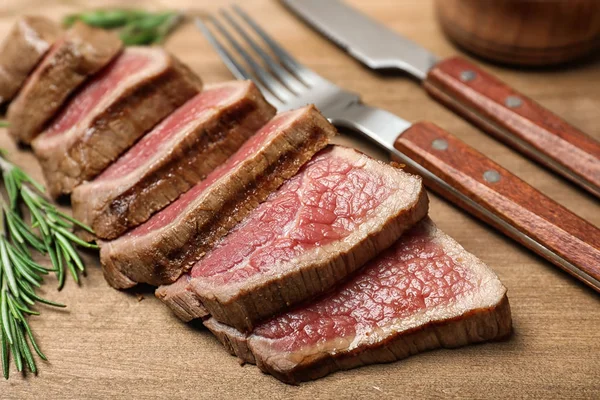 Gesneden Gebraden Vlees Met Rozemarijn Houten Achtergrond Close — Stockfoto