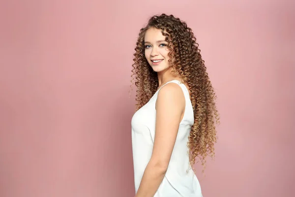 Retrato Bela Jovem Com Cabelo Ondulado Brilhante Fundo Cor — Fotografia de Stock