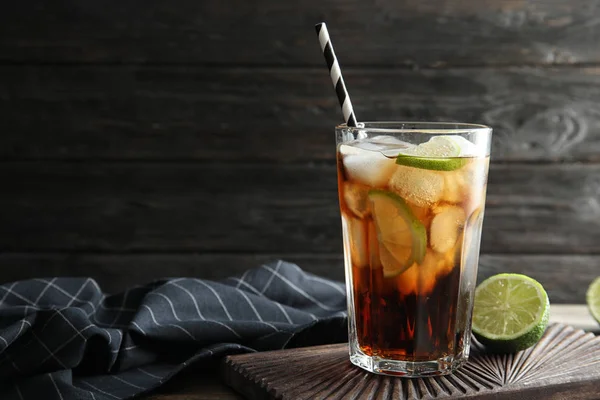 Glas Cocktail Met Cola Ijs Gesneden Kalk Tafel Ruimte Voor — Stockfoto