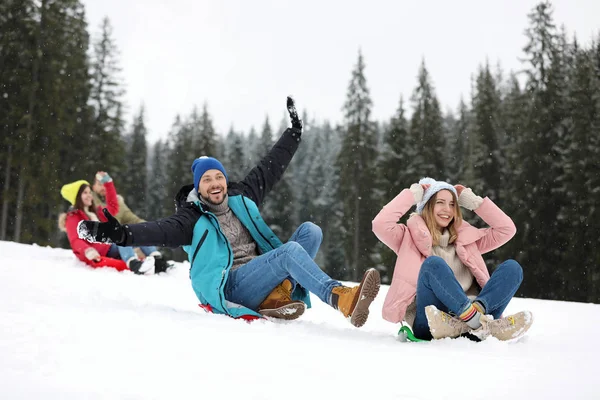 Grupo Amigos Animados Com Mochilas Desfrutando Vista Para Montanha Durante — Fotografia de Stock