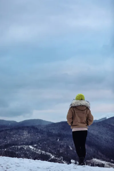 妇女在温暖的衣服享受山风景 — 图库照片