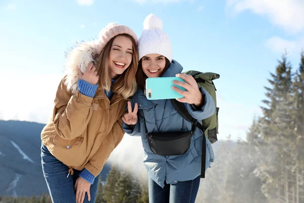 Amigos Tomando Selfie Las Montañas Durante Las Vacaciones Invierno — Foto de Stock