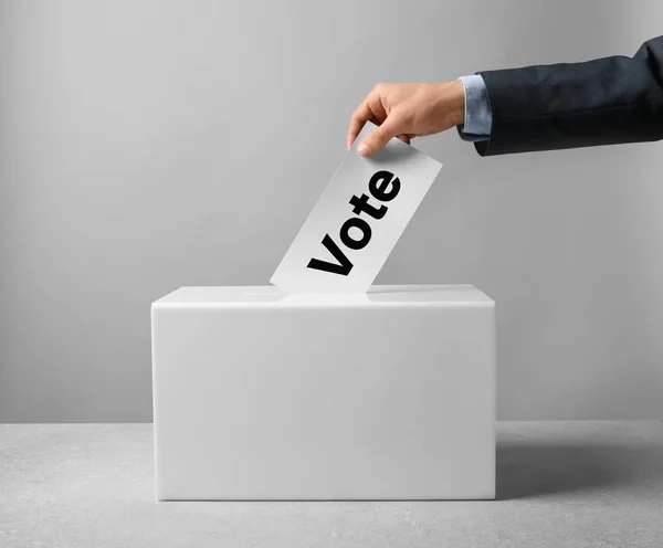 Mann Legt Seine Stimme Die Wahlurne Auf Dem Tisch Vor — Stockfoto