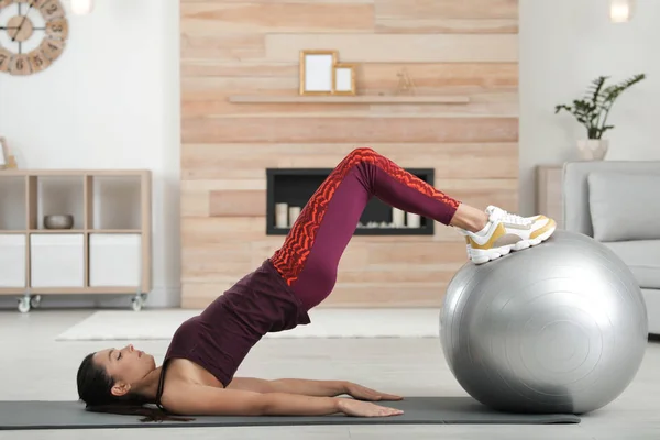 Mujer Joven Haciendo Ejercicio Con Pelota Fitness Casa Espacio Para — Foto de Stock