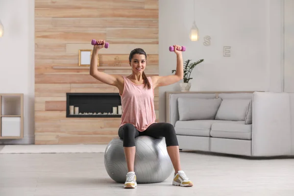 Mujer Joven Haciendo Ejercicio Con Pesas Pelota Fitness Casa — Foto de Stock