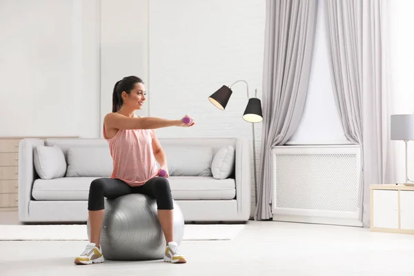 Ung Kvinna Gör Övningen Med Hantlar Fitness Boll Hemma Utrymme — Stockfoto