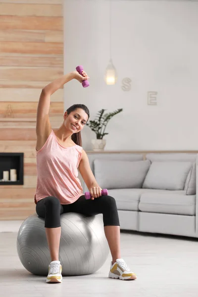 Mujer Joven Haciendo Ejercicio Con Pesas Pelota Fitness Casa — Foto de Stock