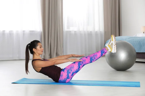 Foto de Grupo De Mulheres Asiáticas E Homens Fazendo Pilates Deitados Em  Tapetes De Yoga Na Aula De Aeróbica Jovens Esportivos De Joelhos Dobrados  No Chão E Colocar As Mãos Para Cima