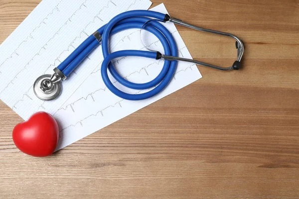 Stethoskop Mit Rotem Herz Und Kardiogramm Auf Holzgrund Flach Gelegt — Stockfoto