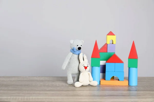 Słodkie Zabawki Zamek Wykonany Kolorowych Bloków Stole Przed Jasnym Tle — Zdjęcie stockowe