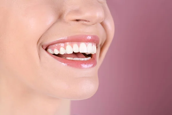 Young Woman Healthy Teeth Beautiful Smile Color Background Closeup Space — Stock Photo, Image