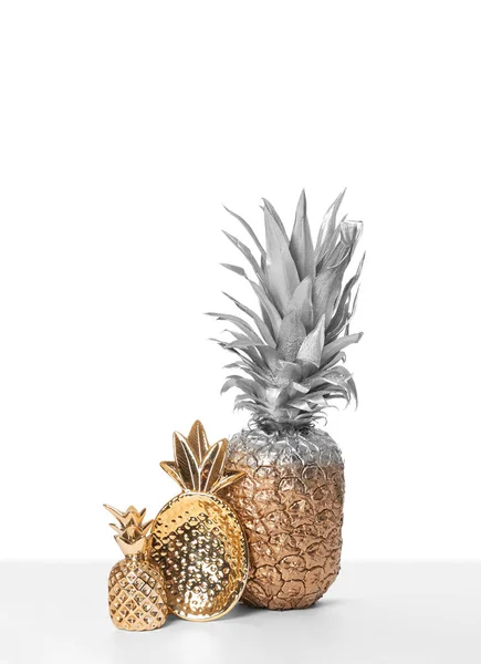 Silber Und Gold Bemalte Ananas Mit Niedlichem Dekor Auf Weißem — Stockfoto