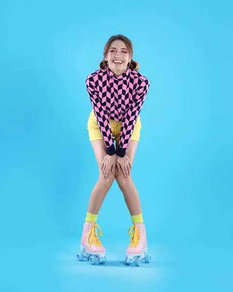 Ung Kvinna Med Retro Rullskridskor Färgbakgrund — Stockfoto
