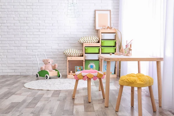 レンガの壁の近くの木箱と子供部屋のモダンなエコ スタイル インテリア — ストック写真