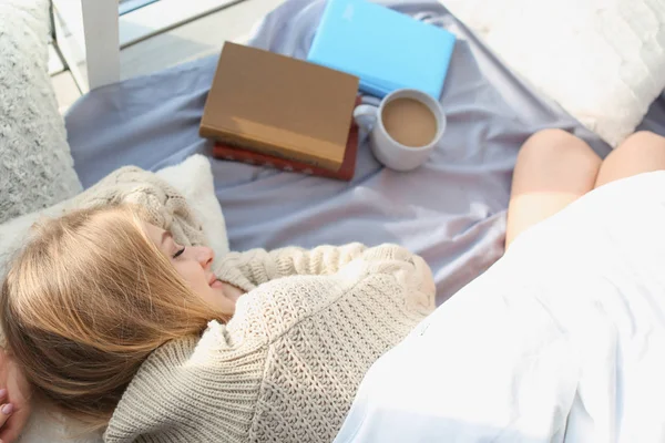 Schöne Junge Frau Die Hause Schläft Von Oben Winterstimmung — Stockfoto