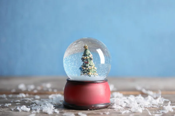 Globo Neve Mágico Com Árvore Natal Mesa Madeira Contra Fundo — Fotografia de Stock