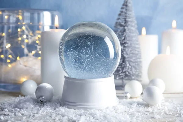 Magisch Leere Schneekugel Mit Weihnachtsdekoration Und Kerzen Auf Dem Tisch — Stockfoto
