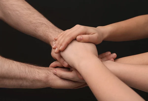 Jóvenes Poniendo Sus Manos Juntas Sobre Fondo Oscuro Primer Plano — Foto de Stock