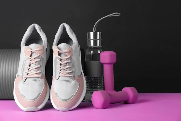 Composition Modern Woman Training Shoes Mat Bottle Dumbbells Table Space — Stock Photo, Image