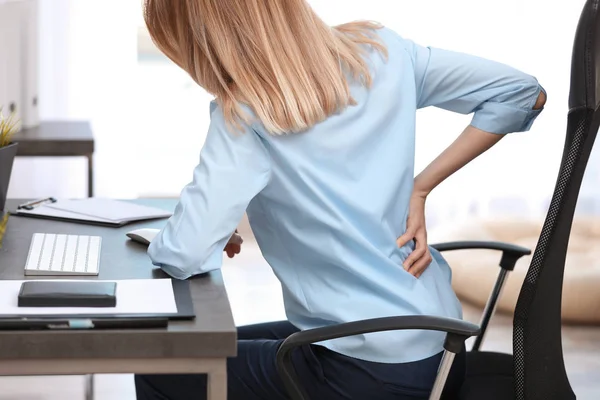 Junge Frau Leidet Unter Rückenschmerzen Amt — Stockfoto