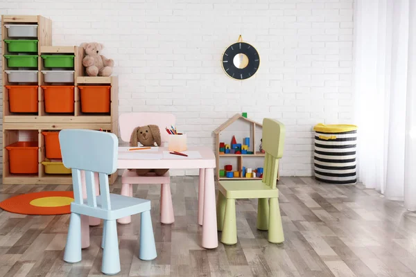 Moderne Kinderzimmereinrichtung Mit Tisch Und Stühlen — Stockfoto