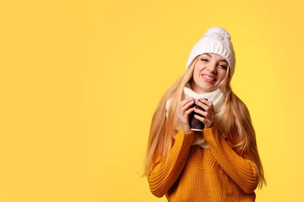 Retrato Jovem Mulher Chapéu Elegante Suéter Com Xícara Café Papel — Fotografia de Stock