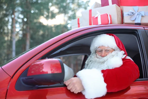 Autentyczny Święty Mikołaj Czerwony Samochód Widok Zewnątrz — Zdjęcie stockowe