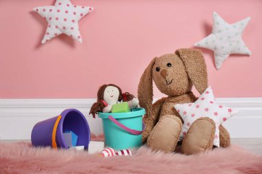 Kat renk duvarın üstünde farklı çocuk toys kümesi