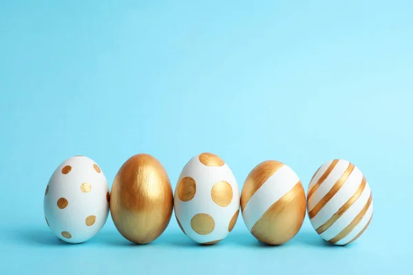 Altın Boya Renk Arka Plan Üzerinde Geleneksel Paskalya Yumurtaları Bir — Stok fotoğraf