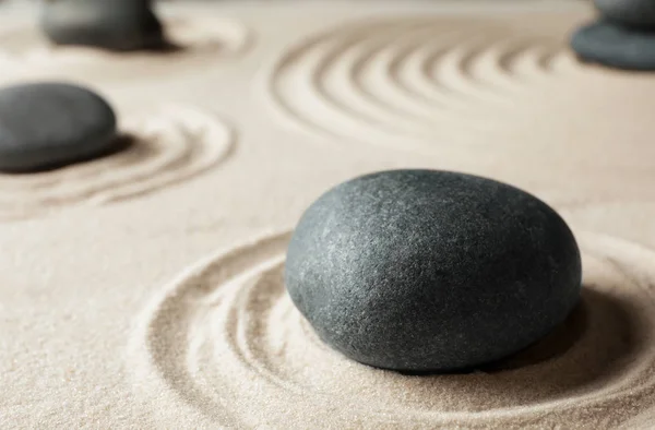 禅庭の石のパターンを持つ砂の上 瞑想と調和 — ストック写真
