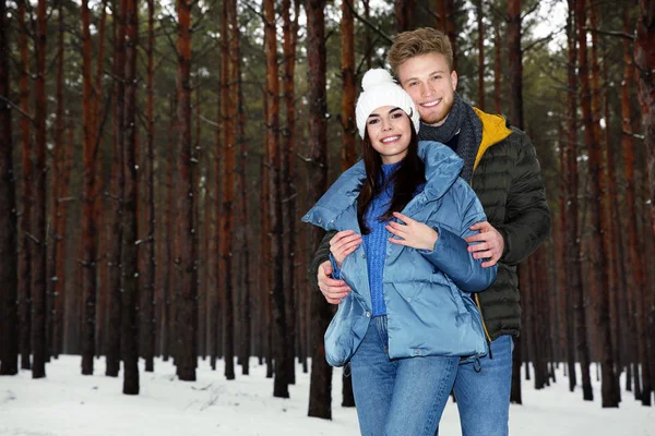 Hermosa Pareja Joven Bosque Invierno Nevado —  Fotos de Stock