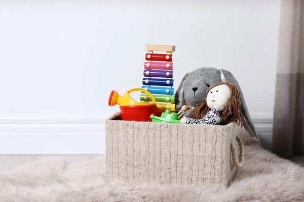 Caixa Com Brinquedos Infantis Diferentes Chão Contra Parede Branca Espaço — Fotografia de Stock