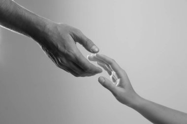 Adam kadının el renk arka plan, closeup için ulaşan. Kavram