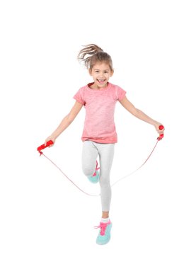 Kız beyaz arka plan üzerinde ip atlama tam uzunlukta portresi