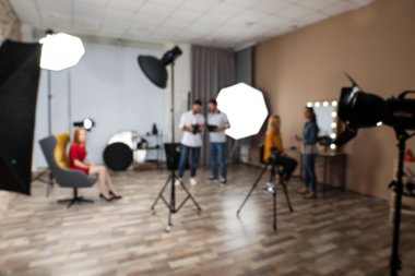 Fotoğraf stüdyosu profesyonel ekipman ve ekip işçilerin