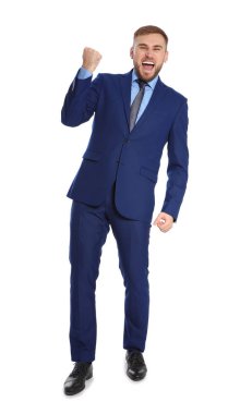 Genç adam beyaz arka plan üzerinde sakal tırmalamak. Kaşıntı rahatsız edici