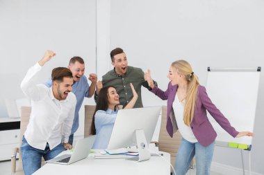 İşyerinde zaferini kutluyor office çalışan grubu