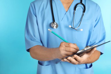 Erkek doktor stetoskop ve pano portre renk arka plan üzerinde. Tıbbi nesneleri