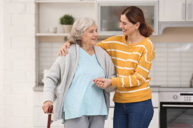 Yaşlı kadın kadın caregiver mutfak ile